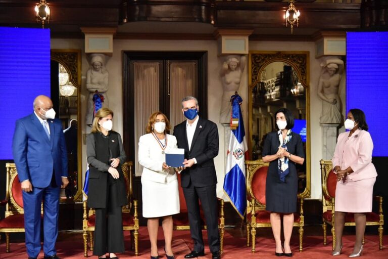 Presidente Abinader entrega Premios a la Excelencia Magisterial 2021 ...