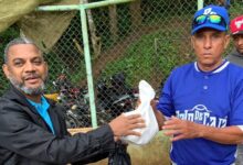 Beto Santana entrega pelotas a equipos de béisbol