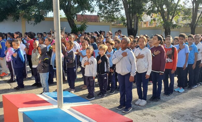 Estudiantes de centros educativos de Ocoa vuelven a clases