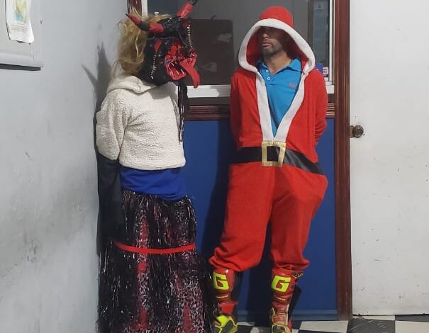Policía de Ocoa apresa dos hombres con disfraces diabólicos que persiguieron dos niñas y un niño