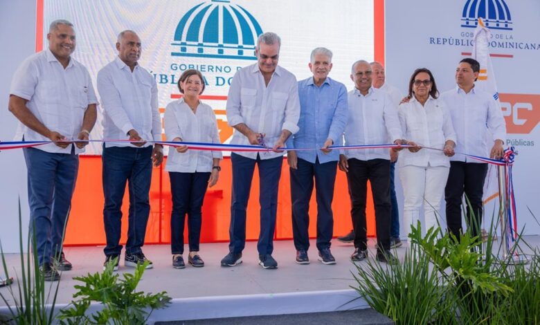 Presidente Abinader entrega calles asfaltadas en distintos sectores de Baní