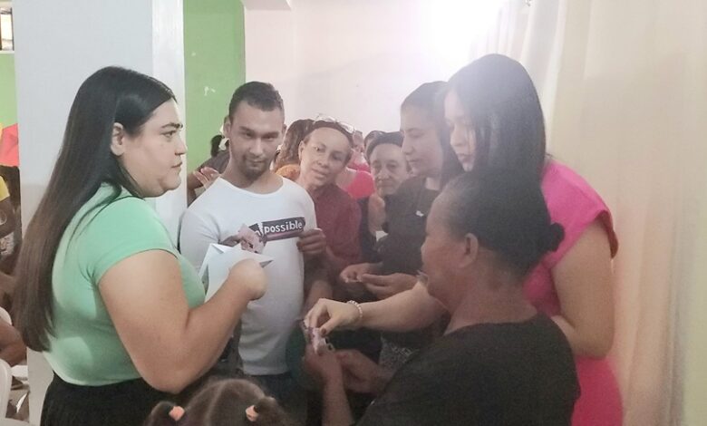 Empresario agrícola ocoeño Bolívar Diaz lleva más de 15 años entregando regalos a las madres