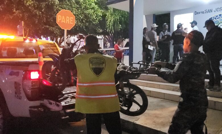 La policía de Ocoa arrecia operativos; retiene motores, armas blancas, arresta 17 personas