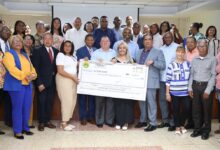 COOPNAMA entrega premios a los agraciados de ria por Día del Maestro