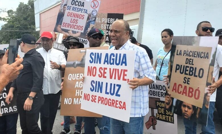 Ciudadanos protestan contra los apagones en oficinas de EDESUR y de INAPA en Ocoa