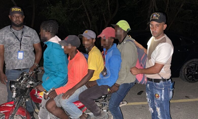 Migración detiene grupo de motoristas traficando indocumentados de madrugada en Azúa