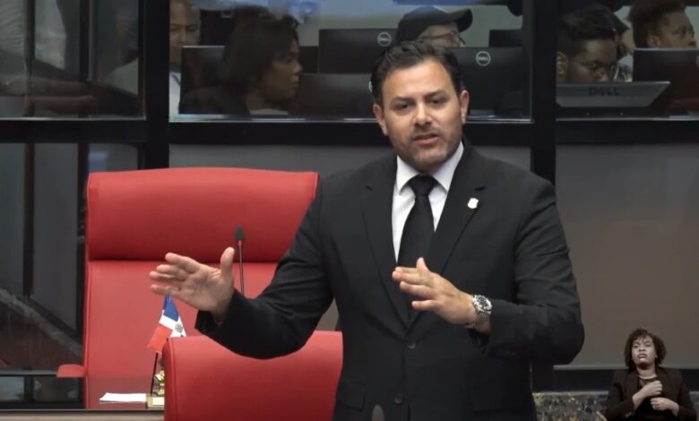 Senador Aneudy Ortiz pide intervención del ministro Medio Ambiente; exige acción urgente contra quemas en montañas de Ocoa