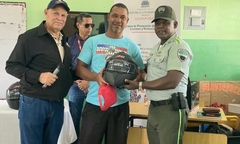 Digesett y Salud Pública entregan casco protector a motoconchistas de Ocoa para prevenir muertes