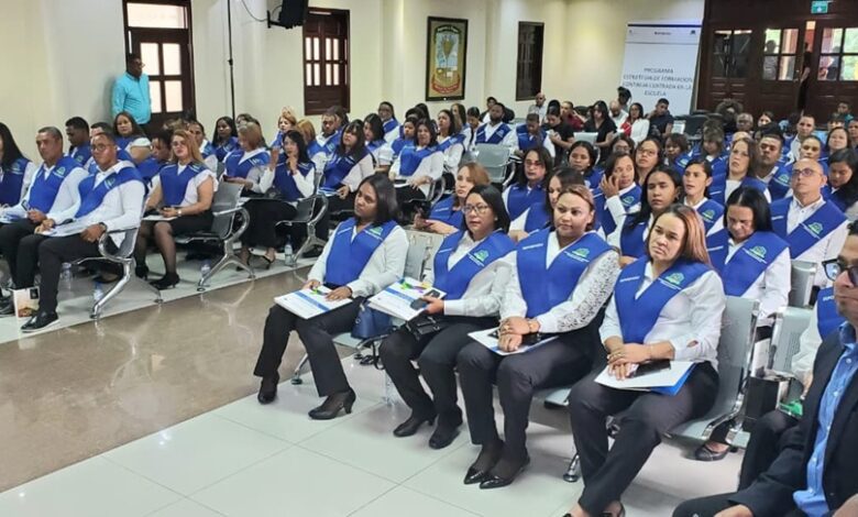 Directora distrital de Ocoa destaca compromiso con la educación; ISFODOSU entrega 85 certificados