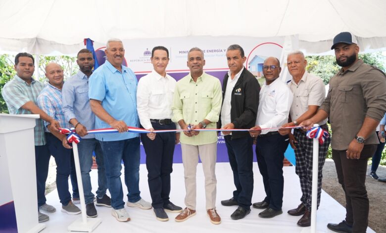Gobierno entrega proyectos de electrificación rural a comunidades de San José de Ocoa