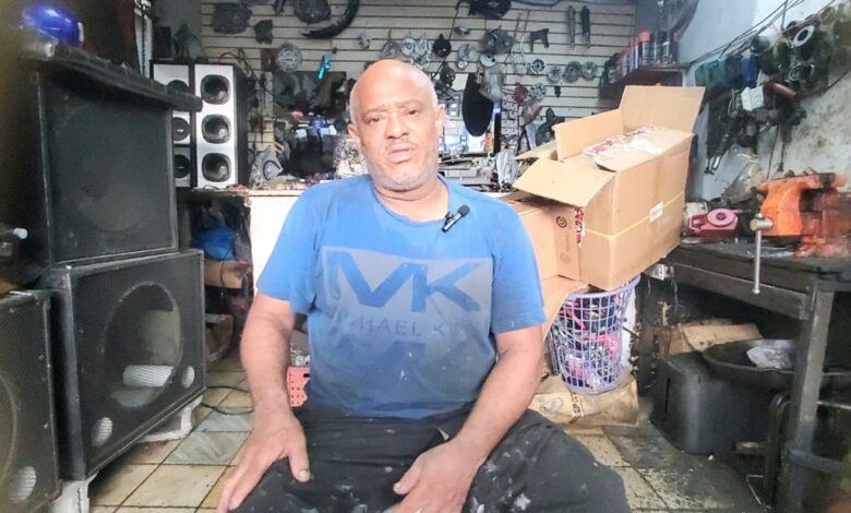 Marino Mateo (Nola) es un mecánico exitoso de Ocoa pero se arrepiente de no ser un profesional