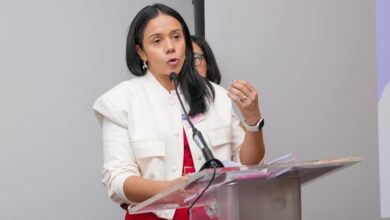 Ocoeña Scarlet Shirley Sánchez gana el Premio de Literatura UCE 2025 con el cuento “Diez Pájaros de Piedra”