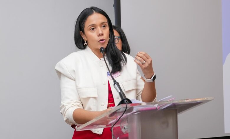 Ocoeña Scarlet Shirley Sánchez gana el Premio de Literatura UCE 2025 con el cuento “Diez Pájaros de Piedra”