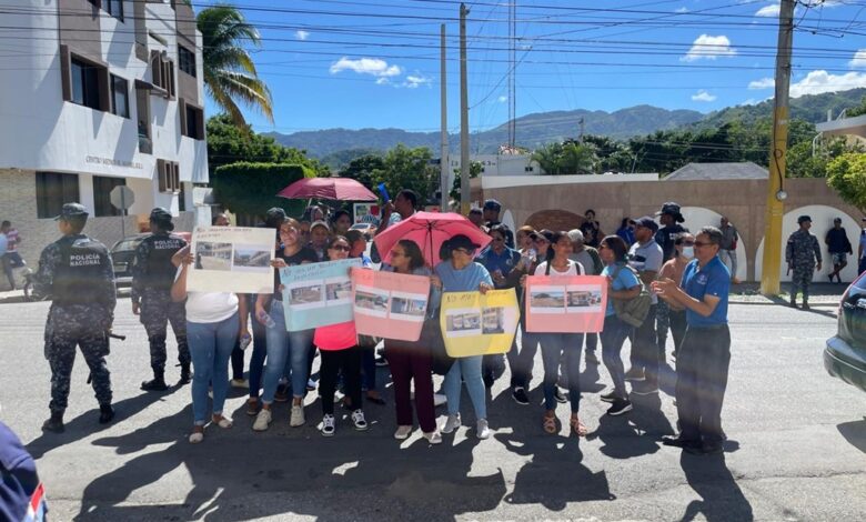 Protestan para demandar terminación de escuela en El Naranjal de Ocoa; Distrito destaca reparaciones