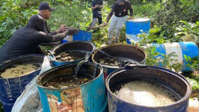 CECCOM desmantela fábrica clandestina y destruye más de 1,200 galones de alcohol adulterado elaborado con agua del río Ozama