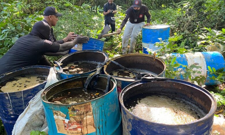 CECCOM desmantela fábrica clandestina y destruye más de 1,200 galones de alcohol adulterado elaborado con agua del río Ozama