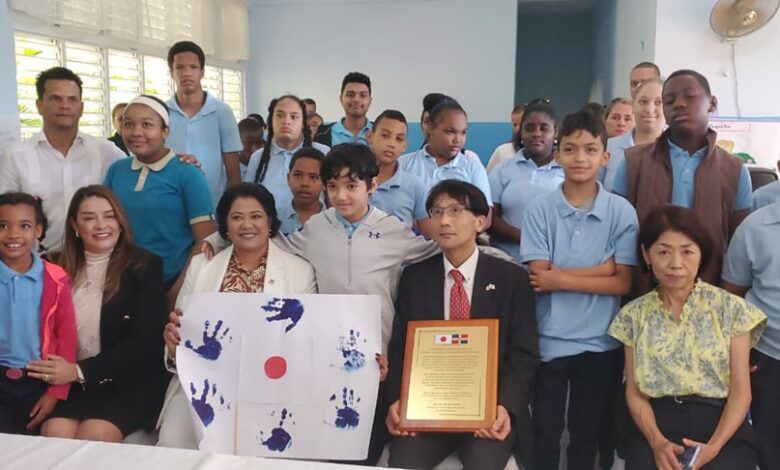 Embajador de Japón aboga en Ocoa por fortalecer la democracia y los derechos humanos; recibe placa por aportes