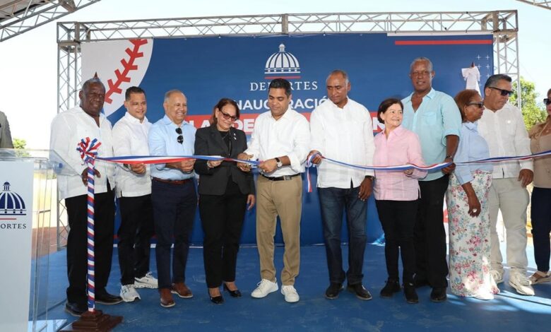 Gobierno entrega play de béisbol a la comunidad de Salinas de Puerto Hermoso, en Baní