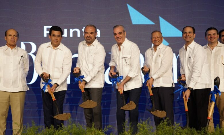 PE Ejecutivo Dr. Leonardo Aguilera acompaña al presidente Luis Abinar al primer picaso de Punta Bergantín