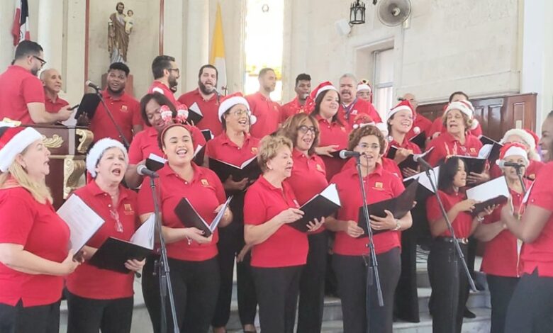 Coro Banco Central pone a vibrar presentes con Villancicos navideños en Parroquia de Ocoa