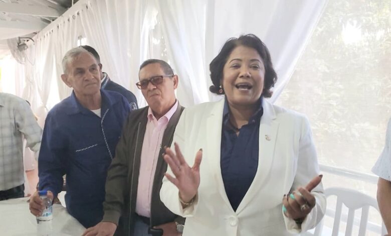 Diputada Yalis Soto realiza compartir navideño con medios; resalta trayectoria del veterano periodista Fremio Ortiz, fundador de EL OCOEÑO
