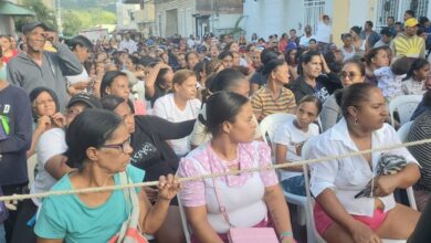 Diputado de Ocoa convierte calles en mar humano repartiendo alimentos navideños