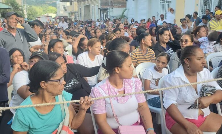 Diputado de Ocoa convierte calles en mar humano repartiendo alimentos navideños