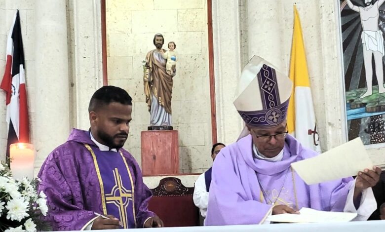 Obispo de Baní posesiona a párroco de Ocoa; Anderson Perdomo agradece apoyo instituciones