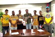 Senador Aneudy Ortiz Sajiún entrega premio al tricampeón Pueblo Arriba y reafirma su firme apoyo al deporte ocoeño