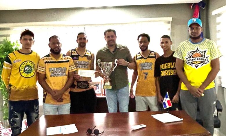 Senador Aneudy Ortiz Sajiún entrega premio al tricampeón Pueblo Arriba y reafirma su firme apoyo al deporte ocoeño