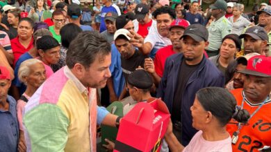 Senador Aneudy Ortiz recorre los barrios con su tradicional Ruta Navideña, llevando cena y esperanza a miles de familias ocoeñas