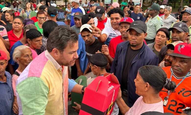 Senador Aneudy Ortiz recorre los barrios con su tradicional Ruta Navideña, llevando cena y esperanza a miles de familias ocoeñas
