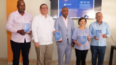Senador Julito Fulcar presenta y entrega Ley que declara a Peravia como Provincia Ecoturística