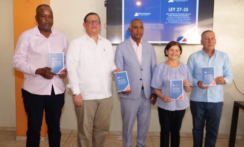 Senador Julito Fulcar presenta y entrega Ley que declara a Peravia como Provincia Ecoturística
