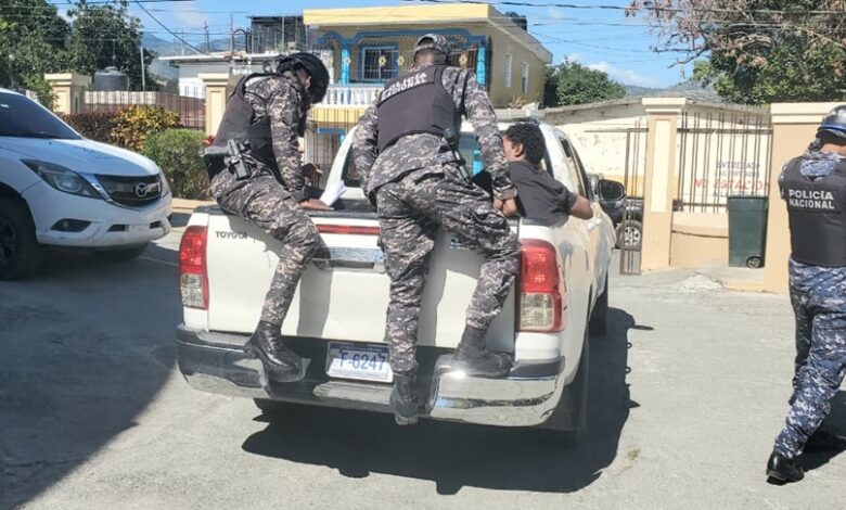 Tribunal de Ocoa envía a la cárcel de Najayo a dos imputados de golpear a palos un sereno