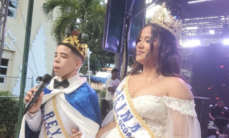 La reina, el rey y su corte desfilan por calles de Ocoa - El Ocoeño