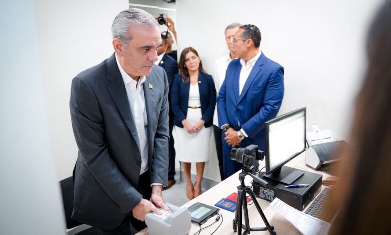 Presidente Abinader recibe el primer pasaporte electrónico marcando un hito en la modernización de la República Dominicana