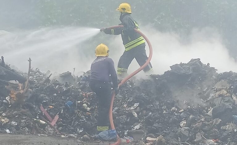 Bomberos de Ocoa trabajaron hoy en extinción de humareda en vertedero2